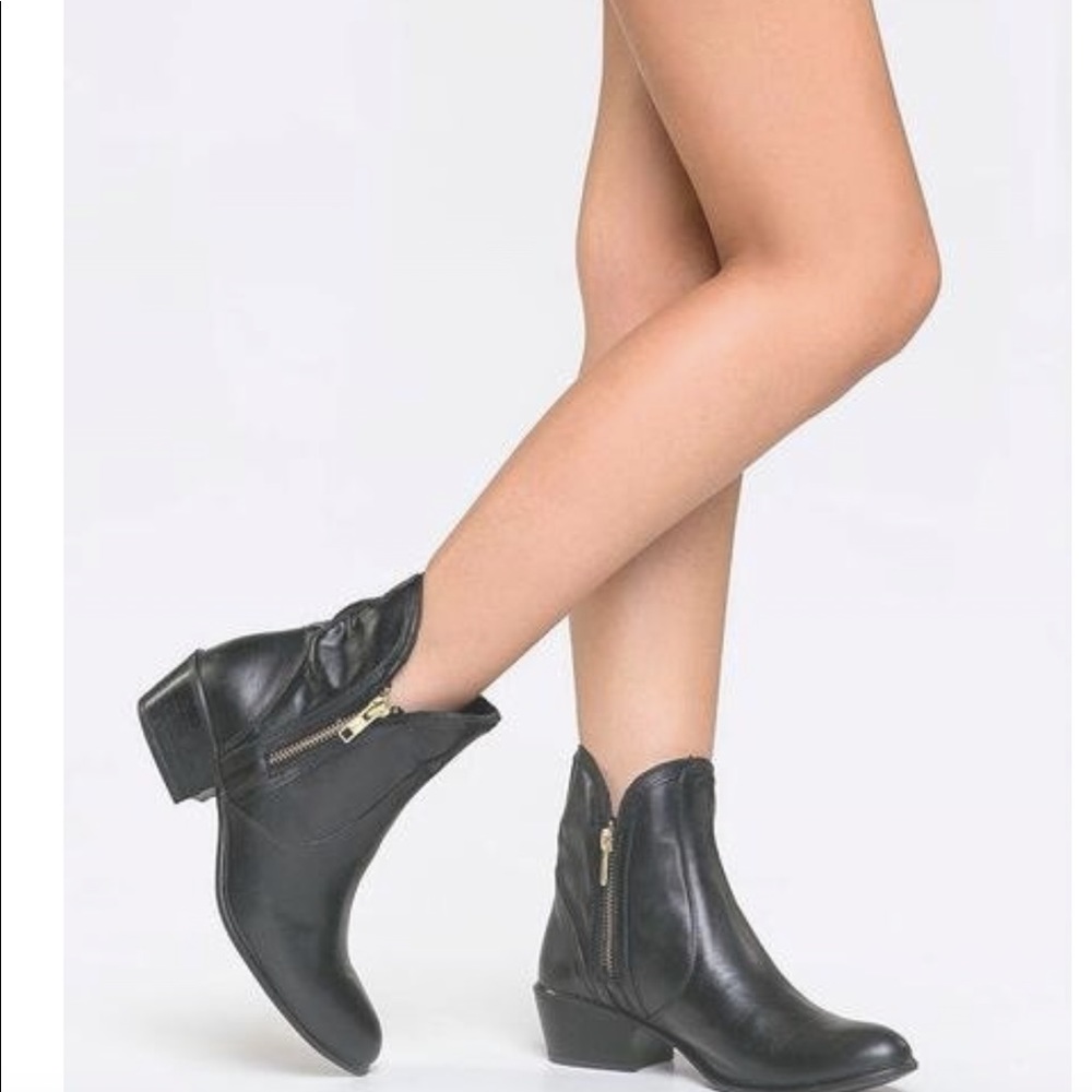 Steve Madden Zipstr Black ankle boot